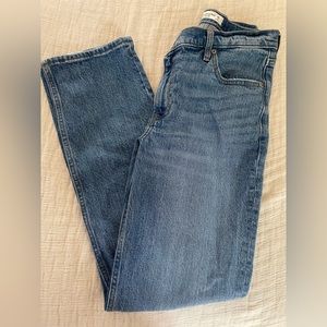 Abercrombie 90’s Straight Ultra High Rise Size 26